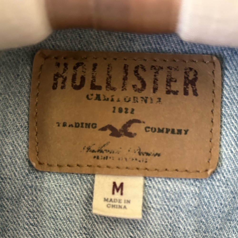 Early 2010s Hollister Light Wash Distressed Denim Jacket
Size: Medium
EUC - Picture 12 of 12